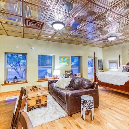 The Lovemore Inn~Hot Tub~Cheerful Carriage Home 德尔塔 外观 照片