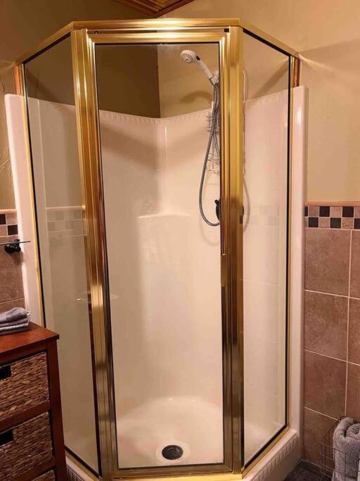 The Lovemore Inn~Hot Tub~Cheerful Carriage Home 德尔塔 外观 照片