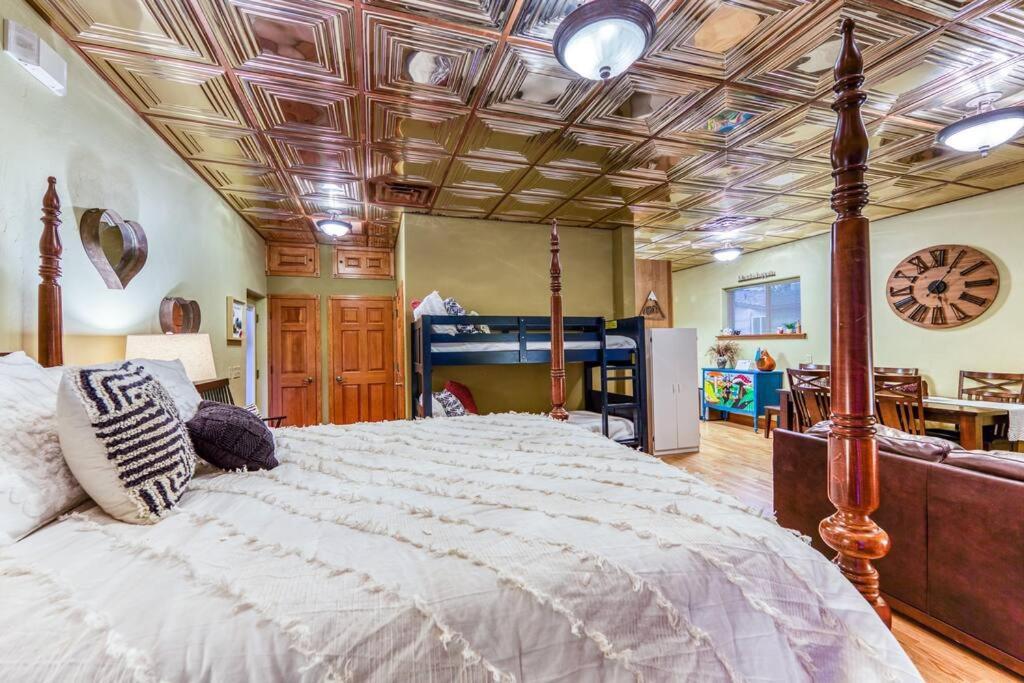 The Lovemore Inn~Hot Tub~Cheerful Carriage Home 德尔塔 外观 照片