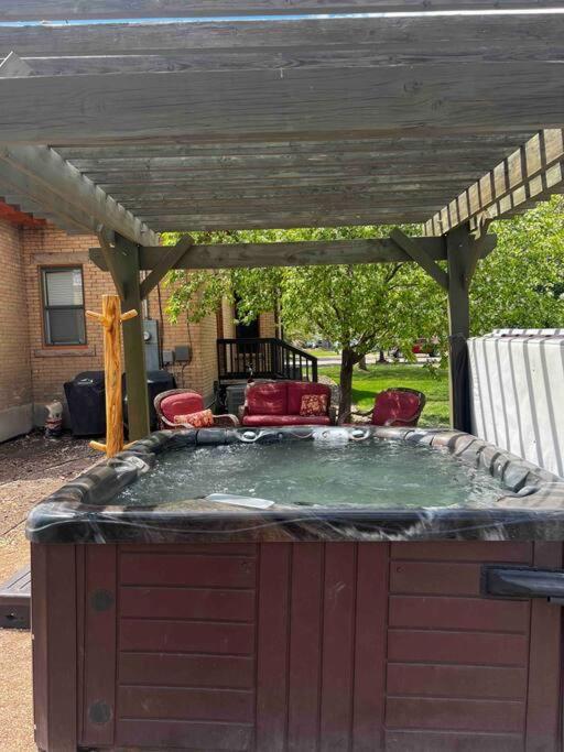 The Lovemore Inn~Hot Tub~Cheerful Carriage Home 德尔塔 外观 照片