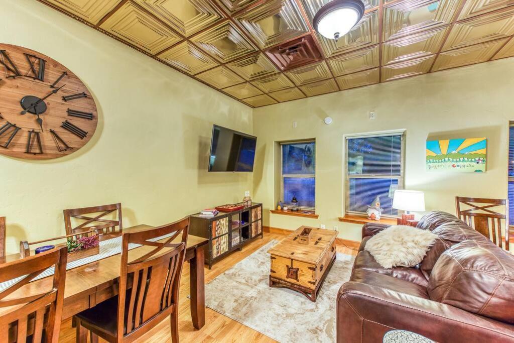 The Lovemore Inn~Hot Tub~Cheerful Carriage Home 德尔塔 外观 照片